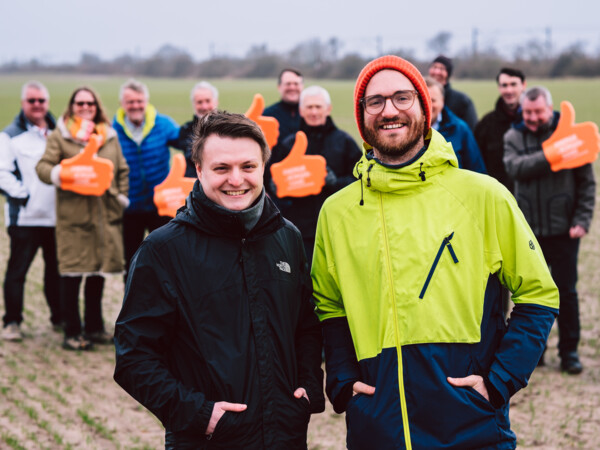 Fabian (links), Flächenbesitzer Louis und die Energiegenossenschaften aus der Region setzen bei Hildesheim eine PV-Freiflächen-Anlage in Bürgerhand um. 